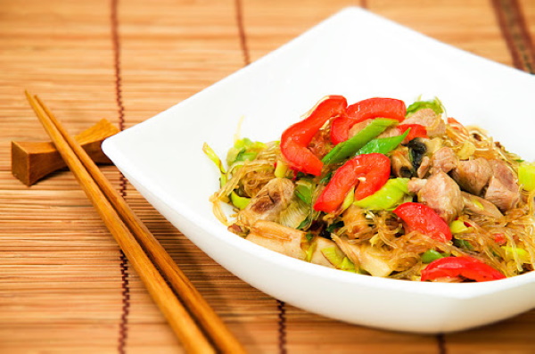 Блюда из фунчозы с курицей, овощами. Рецепт с фото