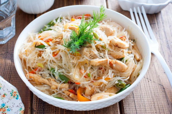 Блюда из фунчозы с курицей, овощами. Рецепт с фото