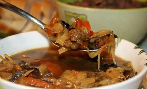 Как сварить солянку с колбасой, огурцами, маслинами в домашних условиях