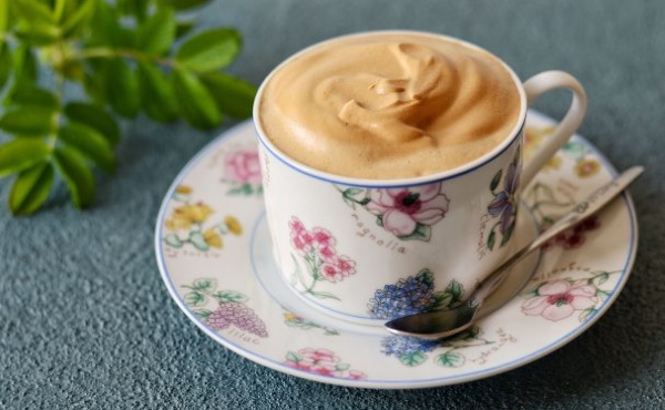 рецепты капучино в домашних условиях без кофемашины. kak sdelat kapuchino bez kofemashiny 6. рецепты капучино в домашних условиях без кофемашины фото. рецепты капучино в домашних условиях без кофемашины-kak sdelat kapuchino bez kofemashiny 6. картинка рецепты капучино в домашних условиях без кофемашины. картинка kak sdelat kapuchino bez kofemashiny 6. Настоящий молочно-кофейный напиток можно выпить не только в кафе, но и приготовить капучино в домашних условиях без кофемашины и других приспособлений. Если в доме есть, в чем сварить кофе, например, турка или гейзерная кофеварка, половина дела сделана. Второй вопрос, как взбить молочную пенку, не имея панарелло или дорогого капучинатора. Здесь тоже есть варианты.