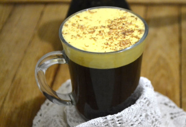 рецепты капучино в домашних условиях без кофемашины. kak sdelat kapuchino bez kofemashiny 9. рецепты капучино в домашних условиях без кофемашины фото. рецепты капучино в домашних условиях без кофемашины-kak sdelat kapuchino bez kofemashiny 9. картинка рецепты капучино в домашних условиях без кофемашины. картинка kak sdelat kapuchino bez kofemashiny 9. Настоящий молочно-кофейный напиток можно выпить не только в кафе, но и приготовить капучино в домашних условиях без кофемашины и других приспособлений. Если в доме есть, в чем сварить кофе, например, турка или гейзерная кофеварка, половина дела сделана. Второй вопрос, как взбить молочную пенку, не имея панарелло или дорогого капучинатора. Здесь тоже есть варианты.