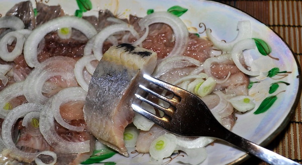 Лук маринованный в уксусе для селедки. Рецепт