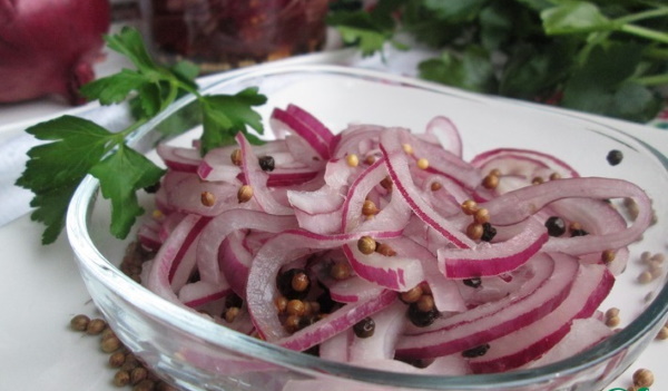 Лук маринованный в уксусе для селедки. Рецепт
