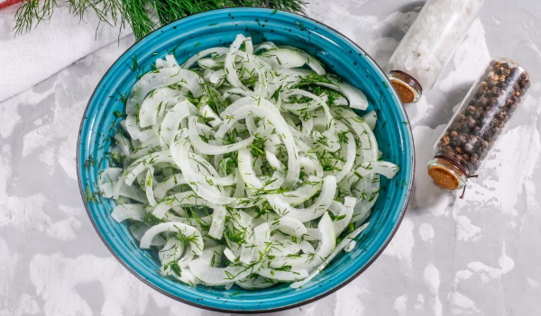 Маринование лука с уксусом и сахаром для салата