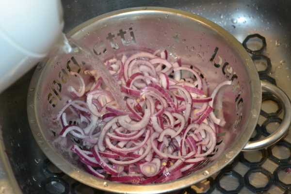 Маринование лука с уксусом и сахаром для салата