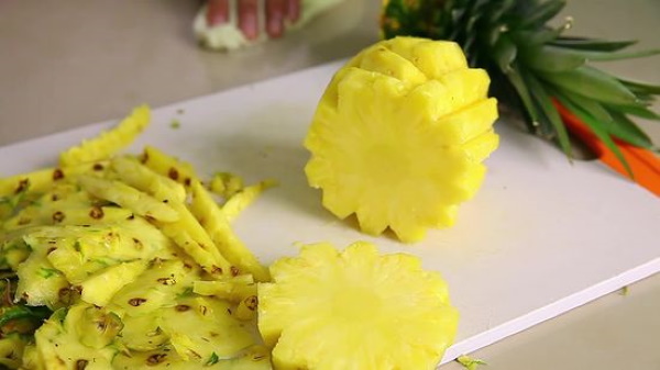 Ананасовый салат с курицей и сыром, грецкими орехами. Рецепт