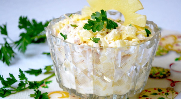 Ананасовый салат с курицей и сыром, грецкими орехами. Рецепт
