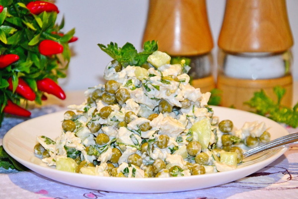 Ананасовый салат с курицей и сыром, грецкими орехами. Рецепт