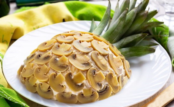 Ананасовый салат с курицей и сыром, грецкими орехами. Рецепт