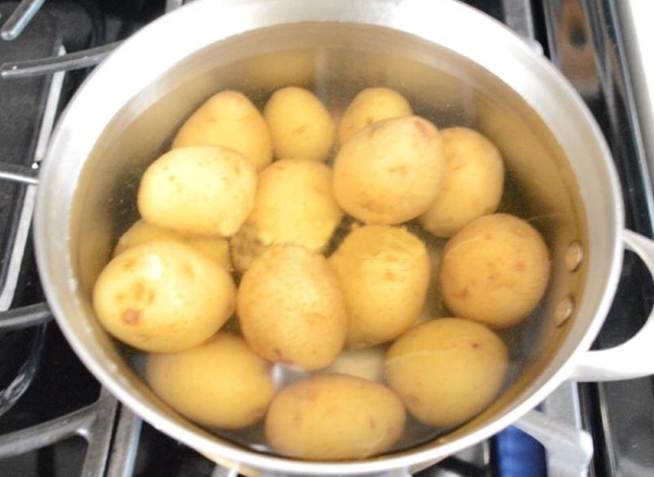 как вкусно отварить картошку целиком, кусочками, в мундире