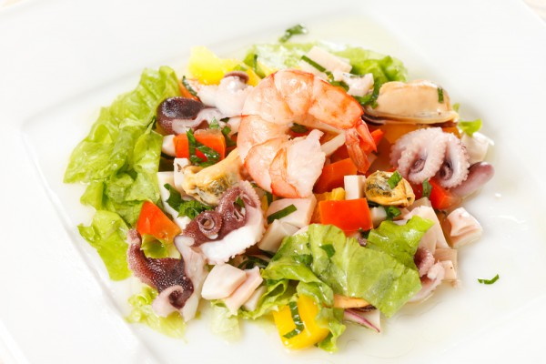 Морской салат из морепродуктов с кальмарами, креветками. Рецепт