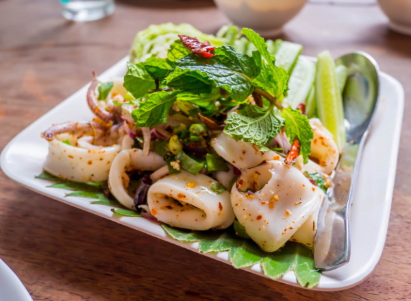 Морской салат из морепродуктов с кальмарами, креветками. Рецепт