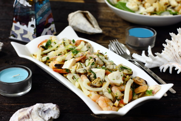 Морской салат из морепродуктов с кальмарами, креветками. Рецепт