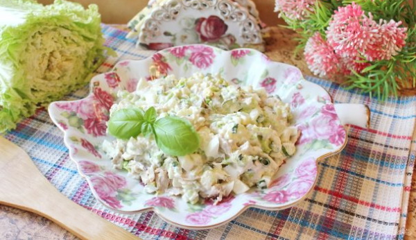 Салат Нежность. Рецепт классический с курицей, черносливом, орехами