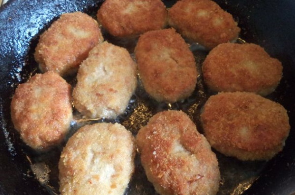 Котлеты по-пожарски. Рецепт классический, с сухариками
