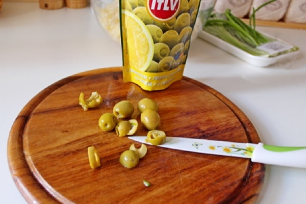 Фаршированная селедка с плавленным сыром, огурцом, морковью
