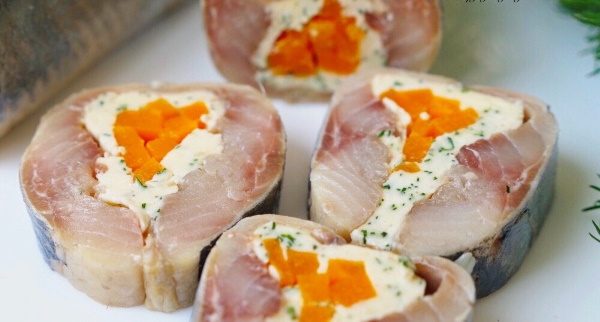Фаршированная селедка с плавленным сыром, огурцом, морковью