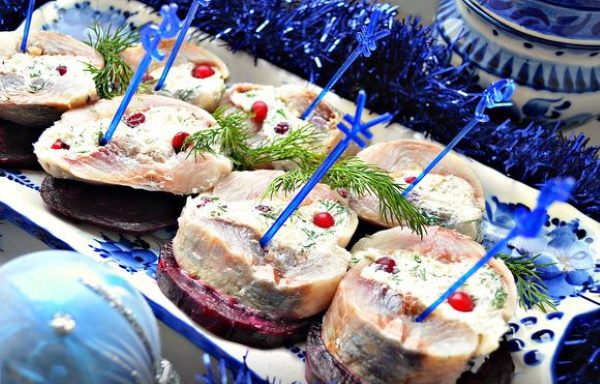 рулет из сельди с плавленным сыром и свежим огурцом. Смотреть фото рулет из сельди с плавленным сыром и свежим огурцом. Смотреть картинку рулет из сельди с плавленным сыром и свежим огурцом. Картинка про рулет из сельди с плавленным сыром и свежим огурцом. Фото рулет из сельди с плавленным сыром и свежим огурцом