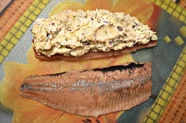 Фаршированная селедка с плавленным сыром, огурцом, морковью