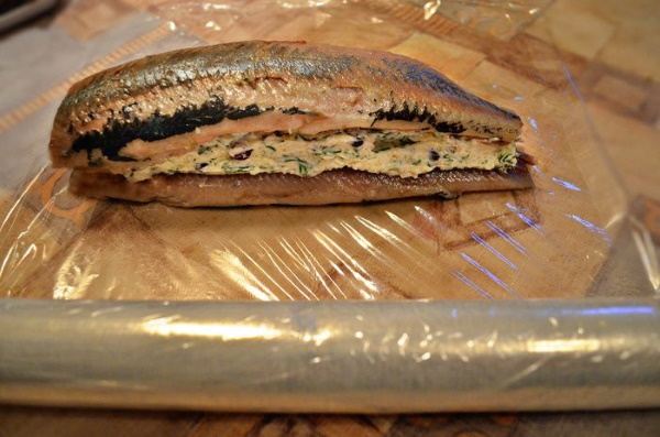 Фаршированная селедка с плавленным сыром, огурцом, морковью