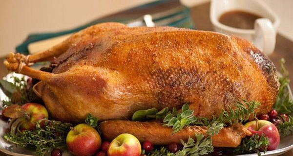 Гусь в гусятнице с яблоками, картошкой кусочками в духовке