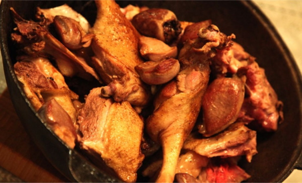 Гусь в гусятнице с яблоками, картошкой кусочками в духовке
