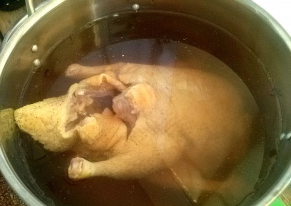 Гусь в гусятнице с яблоками, картошкой кусочками в духовке