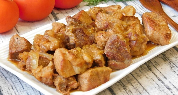 Как потушить свинину на сковороде кусочками с луком и морковью