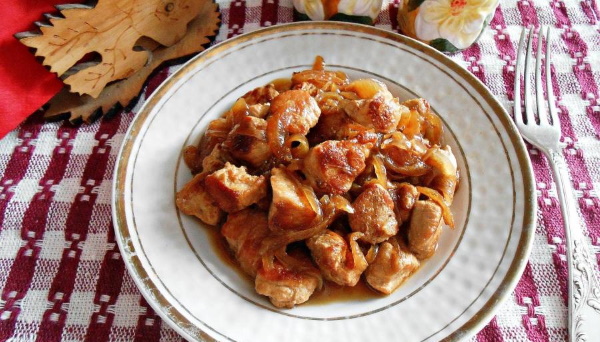 Как потушить свинину на сковороде кусочками с луком и морковью