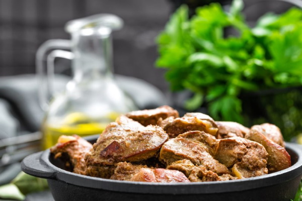 Как потушить свинину на сковороде кусочками с луком и морковью