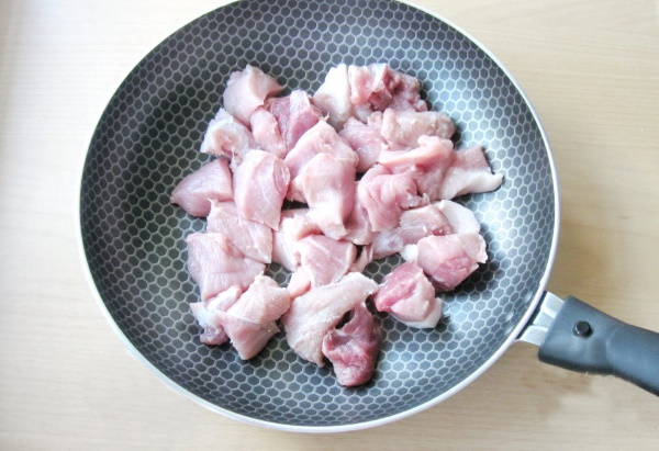 Как потушить свинину на сковороде кусочками с луком и морковью