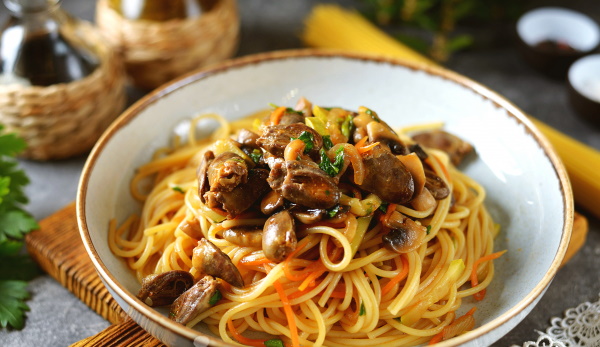 макароны с куриными сердечками в сковороде рецепт с фото. kurinye serdechki s makaronami 5. макароны с куриными сердечками в сковороде рецепт с фото фото. макароны с куриными сердечками в сковороде рецепт с фото-kurinye serdechki s makaronami 5. картинка макароны с куриными сердечками в сковороде рецепт с фото. картинка kurinye serdechki s makaronami 5. Куриные сердца – один из самых полезных субпродуктов, поскольку в них содержатся незаменимые аминокислоты, витамины группы В, А, Р, минералы (железо, цинк, магний и прочее) и легкоусвояемый белок. Их можно приготовить различными способами, например, в сковороде вместе с макаронами.