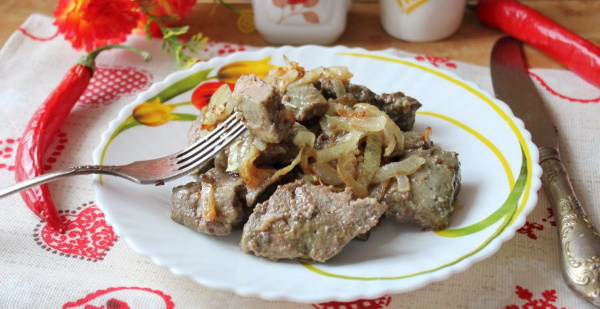 Печень говяжья жареная с луком на сковороде большими кусками рецепт с фото