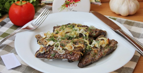 Печень говяжья жареная в муке кусками. Рецепт с фото