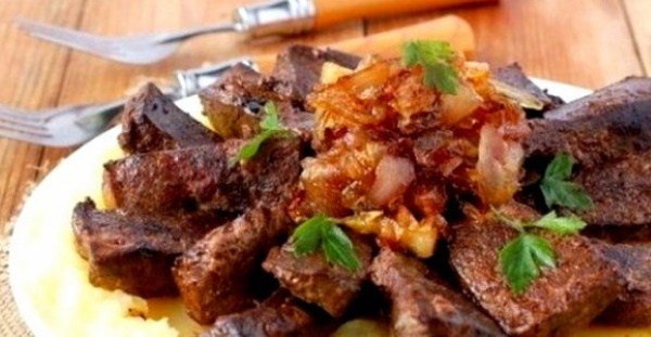 Печень говяжья жареная в муке кусками. Рецепт с фото