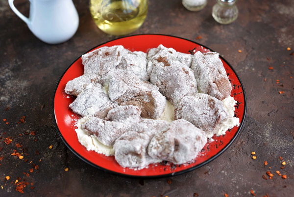 Печень говяжья жареная в муке кусками. Рецепт с фото