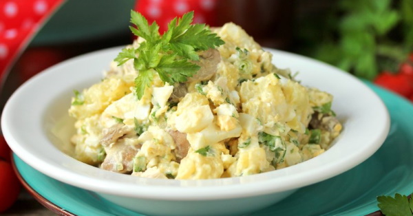Салат с маринованными огурцами, горохом и луком и 20 простых салатов с зеленым горошком, от которых у вас потекут слюнки