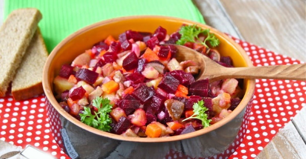 Салат с маринованными огурцами, горохом и луком и 20 простых салатов с зеленым горошком, от которых у вас потекут слюнки