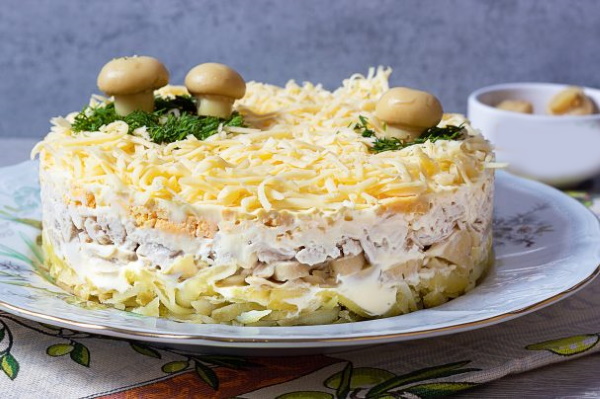Салат с маринованными огурцами, горохом и луком и 20 простых салатов с зеленым горошком, от которых у вас потекут слюнки