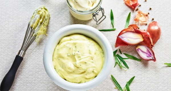 соус айоли рецепт с огурцом. aioli sous 1. соус айоли рецепт с огурцом фото. соус айоли рецепт с огурцом-aioli sous 1. картинка соус айоли рецепт с огурцом. картинка aioli sous 1. Если вы уже пробовали соус Айоли (алиоли), вам не нужно объяснять, что это такое и с чем его едят. Это соус, изначально имеющий французские корни, полученный путем перетирания в ступке чеснока и оливкового масла. У приправы яркий насыщенный чесночный вкус. Аïoli или all-i-oli (отсюда разночтения в названии), означает «чеснок-и-оливковое масло». Со временем соус приобрел популярность по всему средиземноморскому побережью, и теперь уже сразу несколько стран заявляют о праве на него.