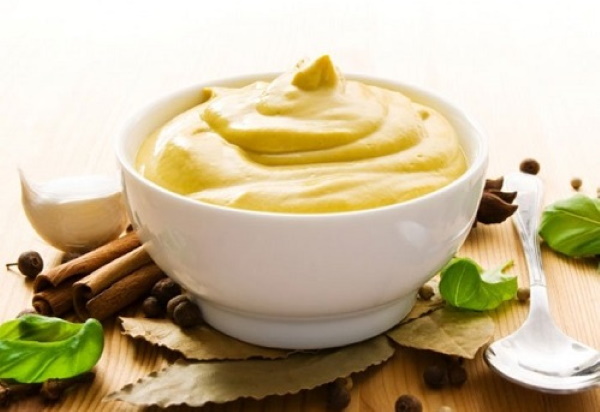 соус айоли рецепт с огурцом. aioli sous 2. соус айоли рецепт с огурцом фото. соус айоли рецепт с огурцом-aioli sous 2. картинка соус айоли рецепт с огурцом. картинка aioli sous 2. Если вы уже пробовали соус Айоли (алиоли), вам не нужно объяснять, что это такое и с чем его едят. Это соус, изначально имеющий французские корни, полученный путем перетирания в ступке чеснока и оливкового масла. У приправы яркий насыщенный чесночный вкус. Аïoli или all-i-oli (отсюда разночтения в названии), означает «чеснок-и-оливковое масло». Со временем соус приобрел популярность по всему средиземноморскому побережью, и теперь уже сразу несколько стран заявляют о праве на него.