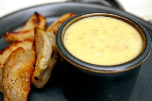 соус айоли рецепт с огурцом. aioli sous 8. соус айоли рецепт с огурцом фото. соус айоли рецепт с огурцом-aioli sous 8. картинка соус айоли рецепт с огурцом. картинка aioli sous 8. Если вы уже пробовали соус Айоли (алиоли), вам не нужно объяснять, что это такое и с чем его едят. Это соус, изначально имеющий французские корни, полученный путем перетирания в ступке чеснока и оливкового масла. У приправы яркий насыщенный чесночный вкус. Аïoli или all-i-oli (отсюда разночтения в названии), означает «чеснок-и-оливковое масло». Со временем соус приобрел популярность по всему средиземноморскому побережью, и теперь уже сразу несколько стран заявляют о праве на него.