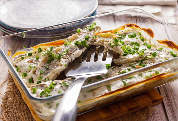 Как приготовить навагу вкусно в духовке со сметаной, майонезом