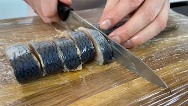 Как приготовить скумбрию свежемороженую вкусно. Рецепты с фото