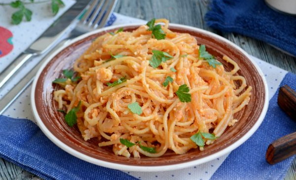 Спагетти с мясом на сковороде с томатном соусе рецепт фото