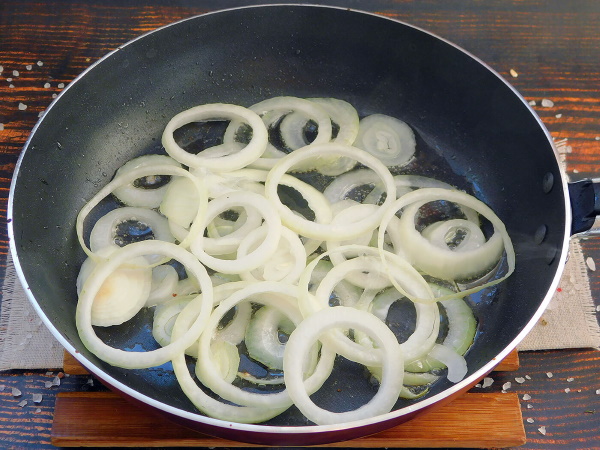 Кальмары тушеные в сливках с луком, чесноком. Рецепт