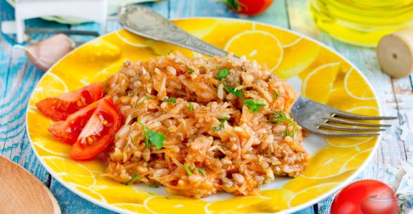 Капуста тушеная с рисом и фаршем. Рецепт на сковороде