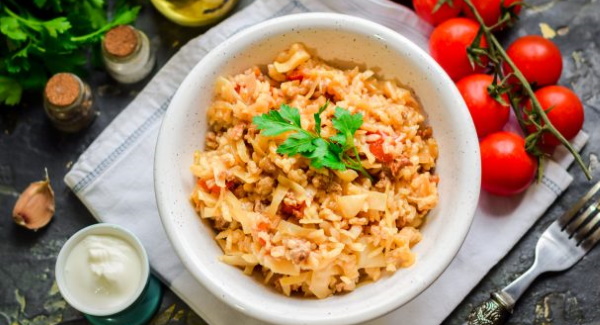 Капуста тушеная с рисом и фаршем. Рецепт на сковороде