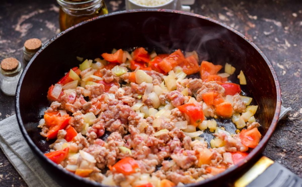 Капуста тушеная с рисом и фаршем. Рецепт на сковороде