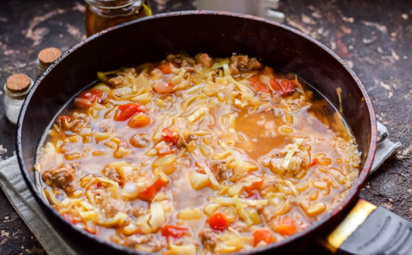 Капуста тушеная с рисом и фаршем. Рецепт на сковороде